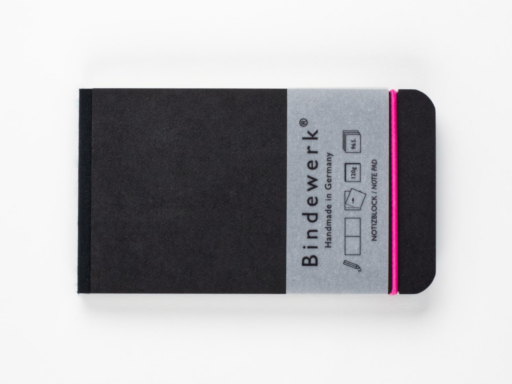 Black horizontal sketchpad with a pink elastic and a sleeve with the Bindewerk logo and the words Handmade in Germany on it